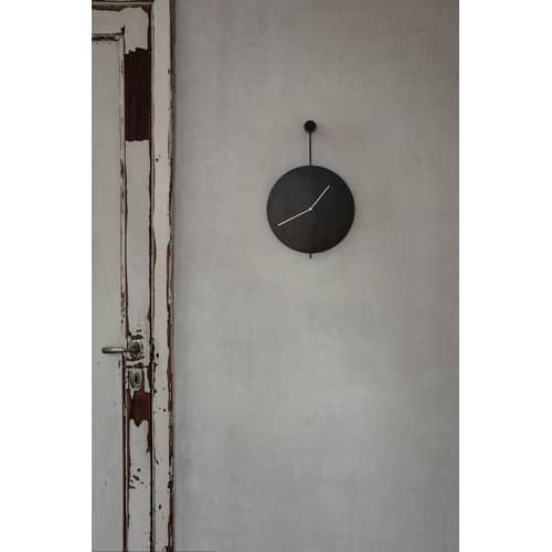 Horloge murale Trace métal noir / Ø 26 cm - Ferm Living - Noir / Aiguilles laiton - Acier peint, Métal plaqué laiton