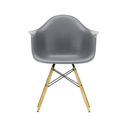 Sessel RE DAW - Eames Plastic Armchair plastikmaterial grau / (1950) - Beine aus hellem Holz / recycelt - Vitra - Granitgrau / Ahorn Gelbton - Massivahorn, Recycelter Kunststoff (Post-Consumer)