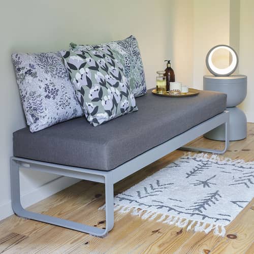 Banc rembourré Bellevie   / Table basse (coussin amovible) - L 148 cm / Taupe grisé - Fermob - Pain d\'épices / Tissu taupe grisé - Aluminium, Mousse, Tissu Outdoor Sunbrella
