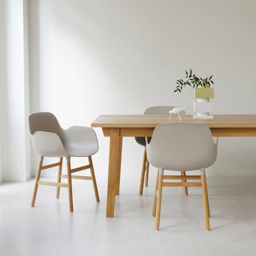 Fauteuil Form plastique bleu / Pieds chêne - Normann Copenhagen - Bleu éclatant / chêne - Chêne massif, Polypropylène