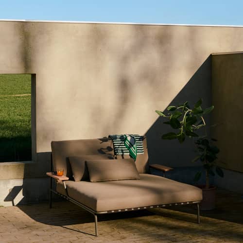 Bain de soleil double Settle tissu marron - Muuto - Taupe (tissu Ribbed Weave 5) - Acier, Bois de sapele acajou, Mousse, Sangles, Tissu outdoor