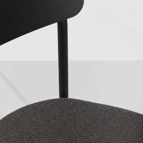 Stapelbarer Stuhl Fromme holz schwarz / Sitzfläche aus Stoff - Petite Friture - Schwarz / Irisierender mehrfarbiger Stoff - Gewebe, Schaumstoff, Thermolackiertes Aluminium, Vielschicht-Sperrholz in Buche