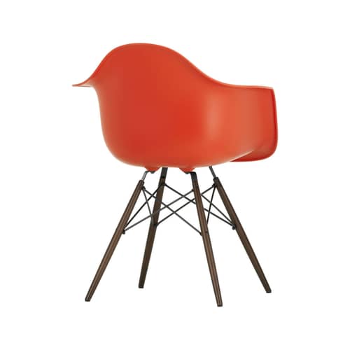 Poltrona RE DAW - Eames Plastic Armchair materiale plastico rosso / (1950) - Gambe legno chiaro / Riciclata - Vitra - Rosso papavero/acero scuro - , Plastica riciclata post-consumo