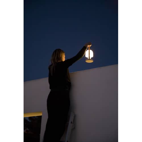Lampe sans fil rechargeable FollowMe plastique blanc bois naturel / LED - H 29 cm - Marset - H 29 cm / Blanc & bois - Contreplaqué de chêne, Polycarbonate