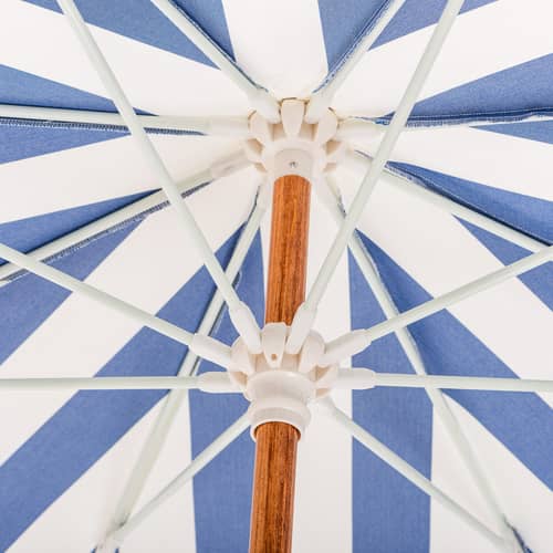 Parasol The Amalfi Crew bleu / Ø 200 cm - BUSINESS & PLEASURE - Rayé / Bleu Méditerranéen - Aluminium, Bois de récupération, Fibre de verre, Toile outdoor