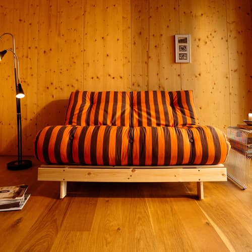 Divano convertibile Roots tessuto arancione / L 140 cm - 3 posizioni / Struttura in pino chiaro - KARUP - Arancione a righe / Marrone (423) - Espanso, Pino massello certificato FSC, Tessuto