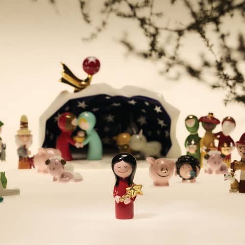 Statuina del presepio Happy Eternity Baby - Donna Stella ceramica rosso / Decorazione a mano - Alessi - Rosso - Porcellana