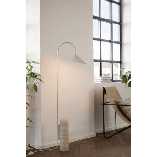 Stehleuchte Arum metall stein weiß beige / Metall & Stein - Drehbar - Ferm Living - Kaschmir Beige / Beiger Travertin - Epoxid-lackierter Stahl, Travertin Stein