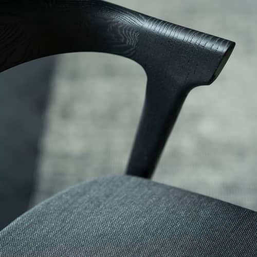 Chaise Bok Indoor bois noir / Assise tissu - Ethnicraft - Chêne noir / Tissu noir - Chêne massif teinté, Mousse PU, Tissu