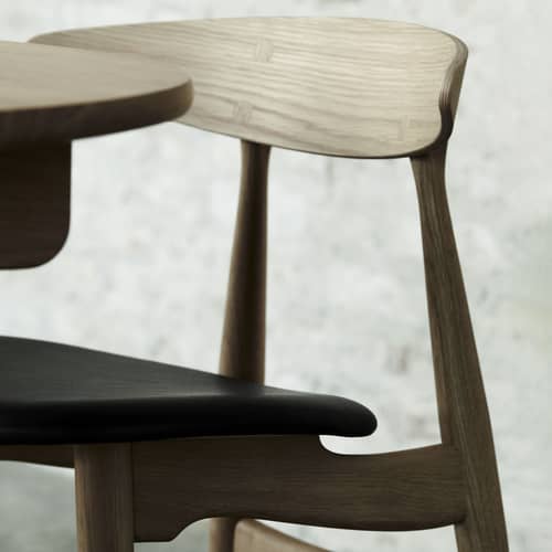 Stuhl CH33P leder holz natur / Hans J. Wegner, 1957 - Gepolsterte Ledersitzfläche - CARL HANSEN & SON - Leder schwarz (Thor 301) / Eiche geölt FSC - Furnier, Geölte Massiveiche, Leder, Schaumstoff