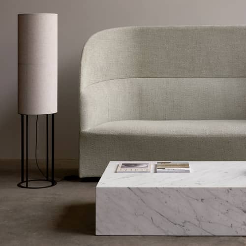 Table basse Plinth Grand / Marbre - 137 x 76 cm x H 28 cm - Menu - Marbre Carrara (blanc) - Bois d\'acacia, Marbre
