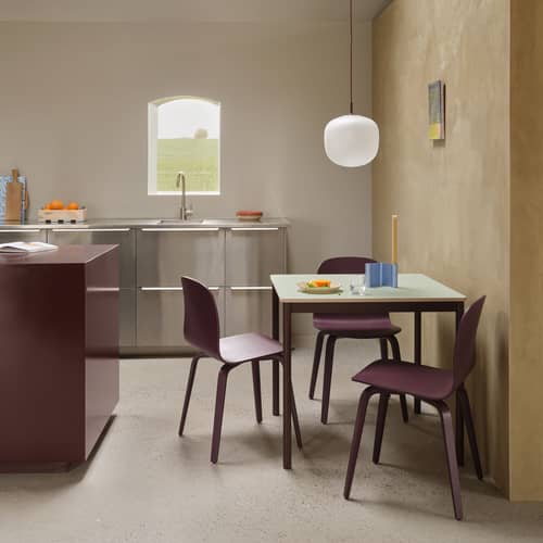 Table carrée Base / 80 x 80 cm - Muuto - Vert clair / Pied brun rouge - Aluminium thermolaqué, Contreplaqué, Stratifié
