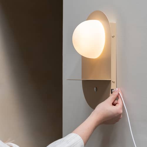 Tokyo Wall light with plug metal beige / Integrated USB Port - It\'s about Romi - Beige - Glass, Iron