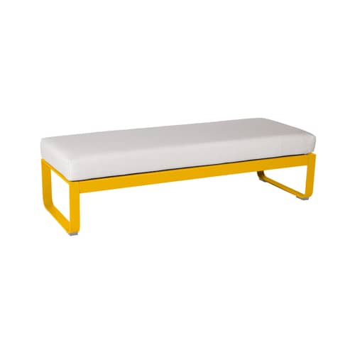 Banc rembourré Bellevie   / Table basse (coussin amovible) - L 148 cm / Blanc grisé - Fermob - Miel texturé / Tissu blanc grisé - Aluminium, Mousse, Tissu Outdoor Sunbrella