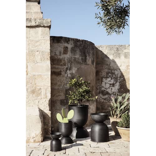 Hourglass Extra Small Flowerpot metal black / Metal - Ø 21 x H 30 cm - Ferm Living - h 30 cm / Black - Aged metal