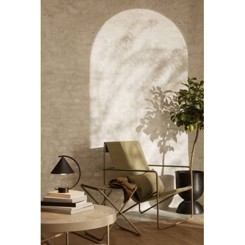 Sessel Desert textil grün / Gestell beige Plastikflaschen-Recycling - Ferm Living - Metall beige / Stoff uni olivengrün - Recycelter Stoff, thermolackierter Stahl