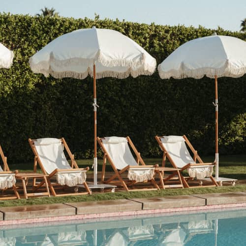 Parasol The Premium Beach blanc / Ø 180 cm - Inclinable - BUSINESS & PLEASURE - Uni blanc / Antique - Aluminium poli, Bois lamellé-collé de récupération, Fibre de verre, Toile outdoor