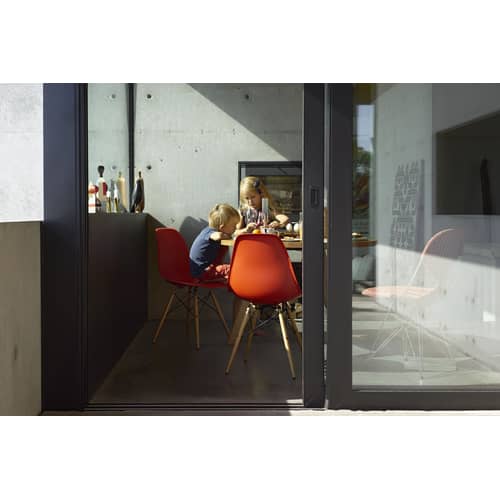 Stuhl DSW - Eames Plastic Side Chair plastikmaterial weiß / (1950) - Helles Holz - Vitra - Weiß / Helles Holz - Massivahorn, Polypropylen