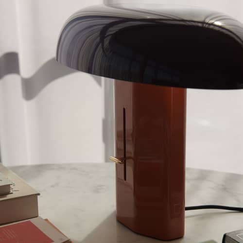 Lampe de table Montera JH42 métal orange / L 45 x H 33 cm - &tradition - Ambre / Rubis - Aluminium peint, Laiton