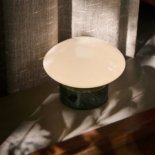 Lampe sans fil rechargeable Mist AP21 marbre vert - &tradition - Vert Guatemala - Marbre, Verre soufflé bouche