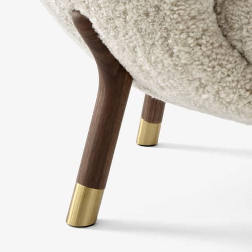 Gepolsterter Sessel Little Petra VB1 textil beige / 1938 - Schaffell / Limitierte Ausgabe 2022 - &tradition - Beige (Schaffell) / Nussbaum & Messing - Massives Messing, Nuss, geölt, Schafsfell, Schaumstoff