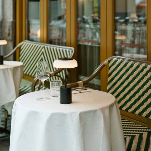 Lampe extérieur sans fil rechargeable Blossi LED / H 26 cm - NUURA - Noir / Blanc opalin - Acrylique, Métal