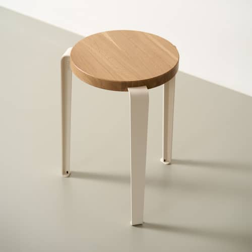 Stappelbarer Hocker Lou metall weiß / H 45 cm - Eiche öko-zertifiziert - TIPTOE - Cremeweiß - Ökozertifizierte Massiveiche, thermolackierter Stahl