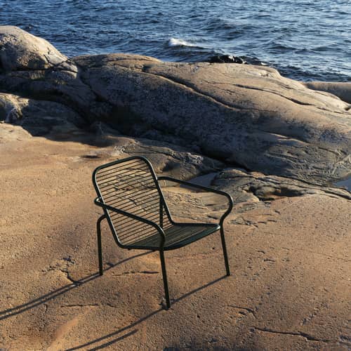 Fauteuil bas empilable Vig Lounge métal vert - Normann Copenhagen - Vert foncé - Acier thermolaqué