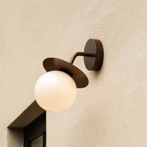 Outdoor-Wandleuchte Liila OUTDOOR metall braun - NUURA - Dunkel Bronze / Opalinweiß - mundgeblasenes Glas, Thermolackiertes Aluminium