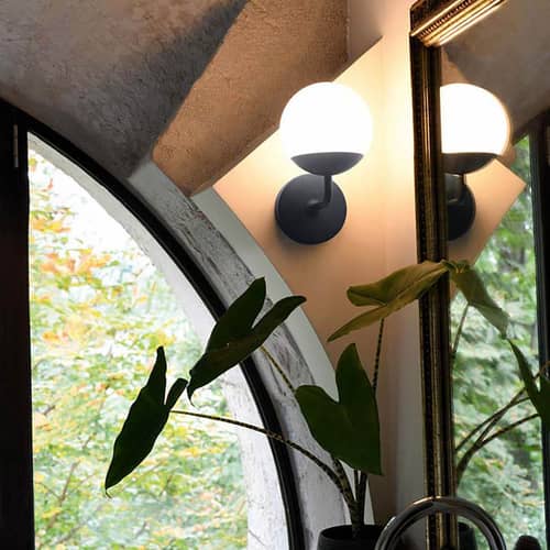 Outdoor-Wandleuchte Mooon! LED metall glas violett / Kugel aus Glas - Ø 15 cm - Bluetooth - Fermob - Schwarzkirsche - Aluminium, Glas