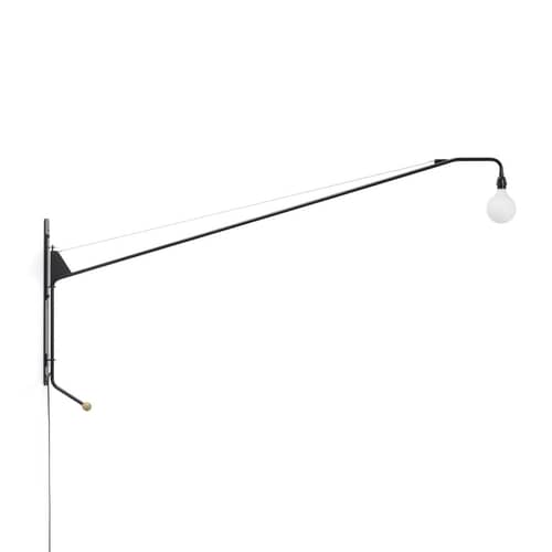 Applique con presa Potence metallo nero / Jean Prouvé (1950) - L 203 cm - Vitra - Nero / Maniglia Quercia - Acciaio epossidico, Rovere