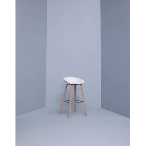 Sgabello bar About a stool di Hay - Bianco & Base legno naturale - Polipropilene, Rovere