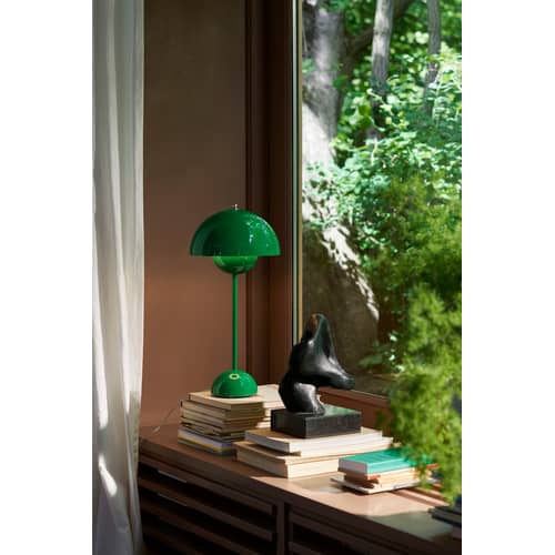 FlowerPot VP3 Table lamp metal green / H 50 cm - By Verner Panton, 1969 - &tradition - Green Light - Lacquered aluminium