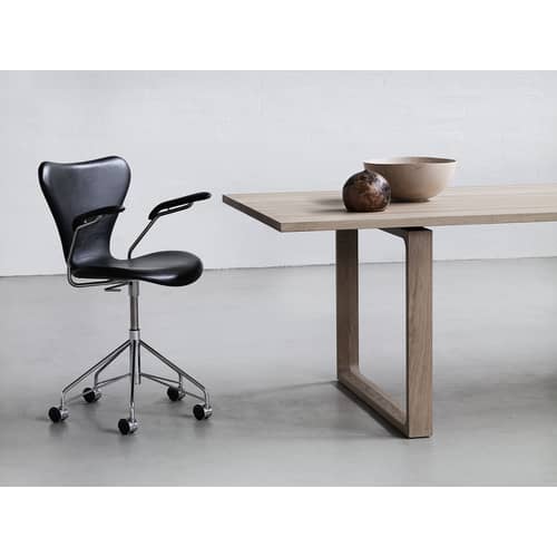 Fauteuil pivotant Série 7 bois noir / Frêne teinté - Arne Jacobsen, 1955 - Fritz Hansen - Frêne noir / Chromé - Acier chromé, Contreplaqué de frêne teinté
