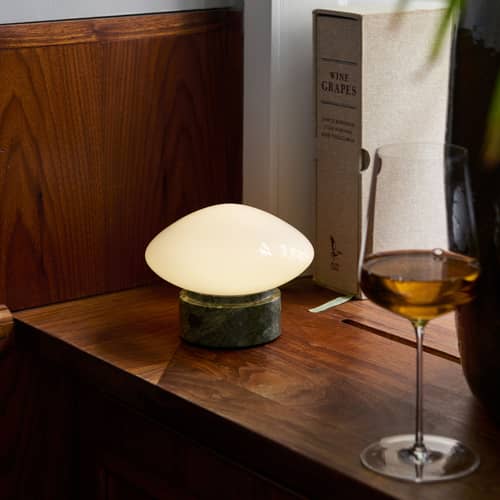 Lampe sans fil rechargeable Mist AP21 marbre vert - &tradition - Vert Guatemala - Marbre, Verre soufflé bouche