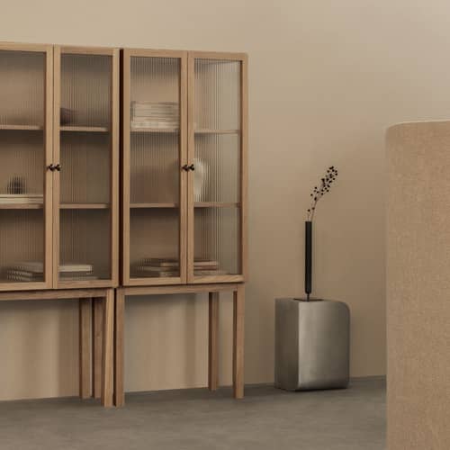 Vaisselier Curiosity Tall / L 70,5 x H 168 cm - Verre cannelé - Audo Copenhagen - H 168 cm / Chêne naturel - Chêne massif, MDF plaqué chêne, Verre trempé cannelé