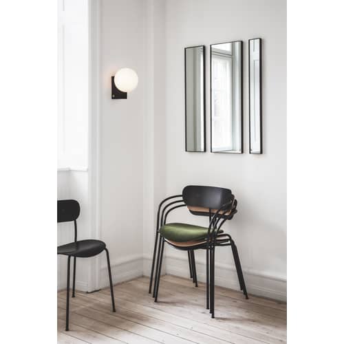 Chaise empilable Pavilion AV1 - &tradition - Noyer / Structure noire - Acier, Placage de noyer