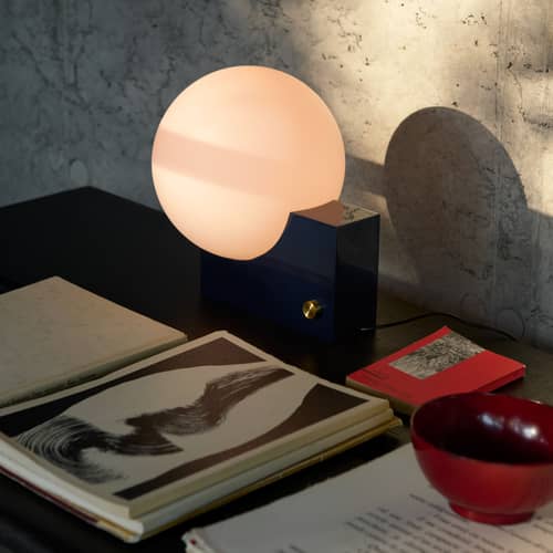 Lampe de table Journey SHY1 métal bleu / Applique - H 24 cm - &tradition - Bleu acier - Acier, Laiton, Verre opalin soufflé bouche