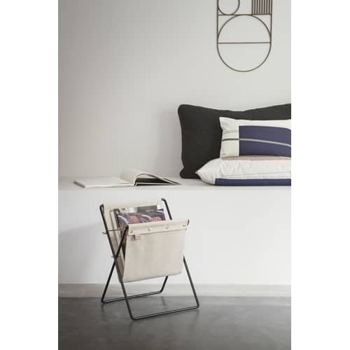Portariviste Herman / Metallo & Tessuto - Pieghevole - Ferm Living - Beige / Struttura nera - Cotone, Metallo rivestito in resina epossidica, Ottone, Pelle