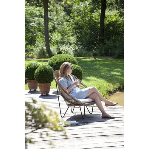 Fauteuil Roy Cocoon   / Osier polyéthylène tressé main - Vincent Sheppard - Camel / Coussin blanc - Acier, Aluminium, Mousse, Osier polyéthylène, Tissu