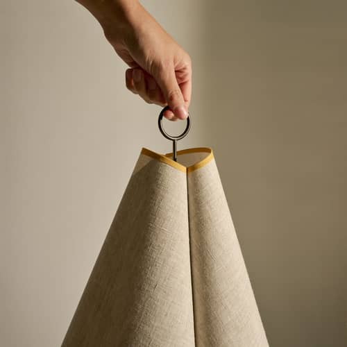 Lampe sans fil rechargeable Hornbæk LED toile beige - Gubi - Beige / jaune Poppy - Céramique, Laiton, Toile