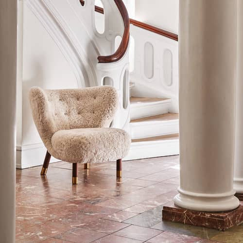 Little Petra VB1 Padded armchair textile beige / 1938 - Sheepskin / Limited Edition 2022 - &tradition - Beige (sheepskin) / Walnut & brass - Foam, Oiled walnut, Sheep skin, Solid brass