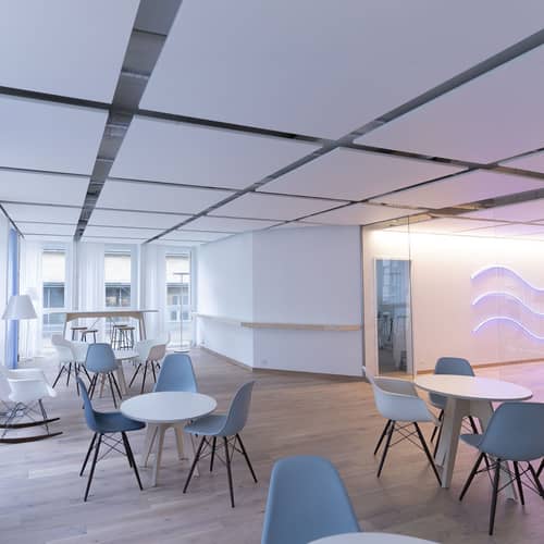 Sessel RE DAW - Eames Plastic Armchair plastikmaterial rot / (1950) - Beine aus hellem Holz / recycelt - Vitra - Klatschmohnrot / Dunkles Holz - , Recycelter Kunststoff (Post-Consumer)