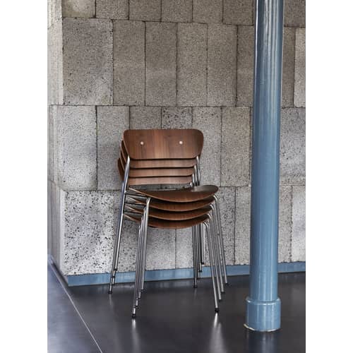 Chaise empilable Pavilion AV1 bois naturel - &tradition - Noyer / Structure chromée - Acier chromé, Contreplaqué de noyer