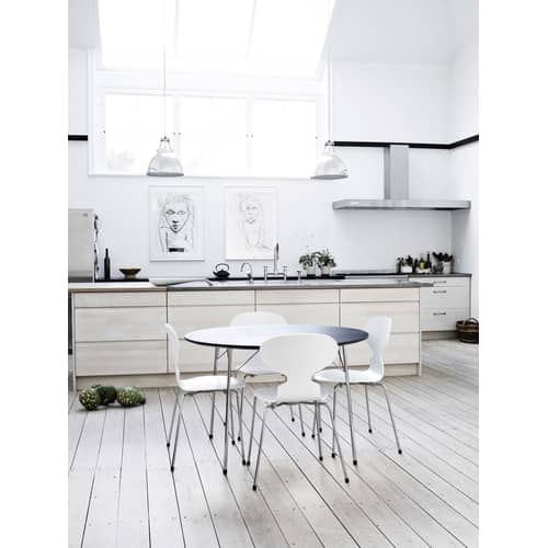 Fourmi Stacking chair wood white / Teinted wood - Arne Jacobsen, 1952 - Fritz Hansen - White / Chrome-plated base, legs - Plywood: tinted ash, Steel