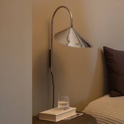 Applique avec prise Arum métal / H 47 cm - Orientable - Ferm Living - Acier poli - Acier inoxydable