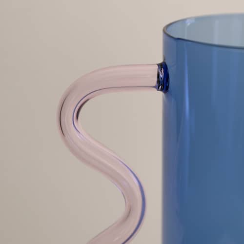 Karaffe Wave glas blau / 1,4 L - Sophie Lou Jacobsen - Blau / Tasche Henkel Rosa - Borosilikatglas