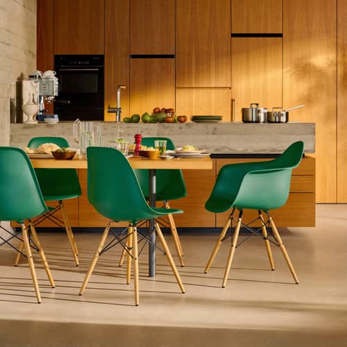 Sessel RE DAW - Eames Plastic Armchair plastikmaterial grün / (1950) - Beine aus hellem Holz / Recycled - Vitra - Smaragdgrün / Ahorn Gelbton - Massivahorn, Recycelter Kunststoff (Post-Consumer)