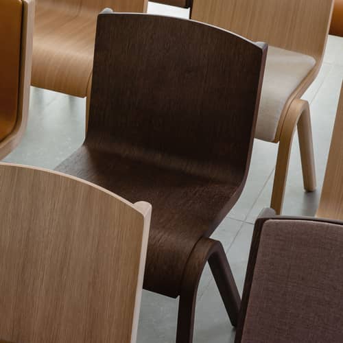 Stapelbarer Stuhl Ready holz natur / Sperrholz - Audo Copenhagen - Eiche dunkel - getöntes Eichenholzfurnier