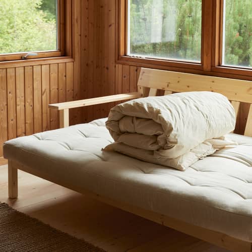 Schlafcouch Unwind holz weiß / L 218 cm - KARUP - Leinen 914 / Klare Kiefer, hell - FSC-zertifiziertes Massivholz Kiefer, Gewebe, Recycelte Mischfasern, Schaumstoff